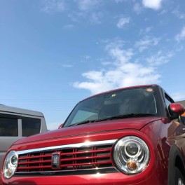 青空と真っ赤なラパン・真っ赤なスイフト