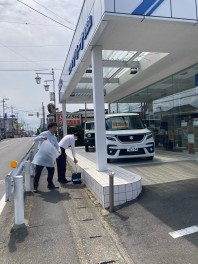 店舗周辺の清掃をしました。