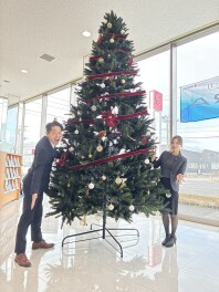 ショールームにクリスマスツリーを飾りました☆