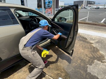 【100均検証・続編】車のドア内側レザーの真っ白汚れにダイソー洗顔パフで挑む！