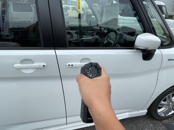 車に虫が止まってる…！触らず一瞬で追い払う一級整備士の秘密兵器とは？