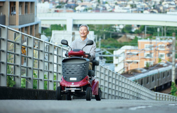 セニアカーの運転は日中、晴れた日に！