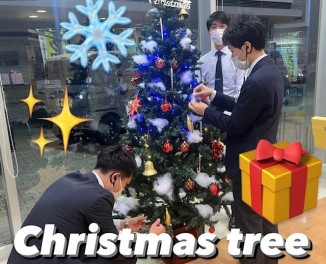 クリスマスツリー飾りつけ中！！！