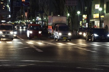 夜間の信号待ち！ヘッドライト消します？　☆上野☆