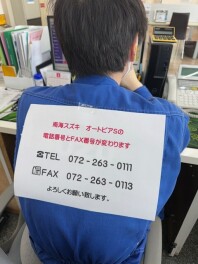 背中で（割と重大なことを）語る男