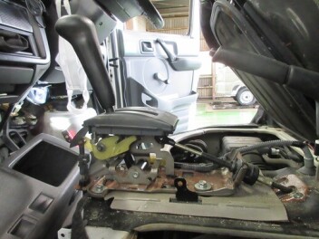 シフトレバーは動くのに、車が動かない