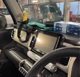 車のダッシュボード上に物
