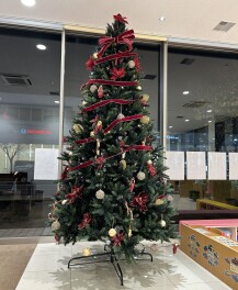 クリスマスツリー飾りました！！