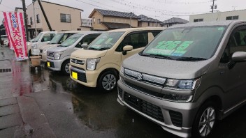 中古車展示場　入れ替えが激しいです
