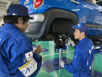 インターンシップ学生が実習中です