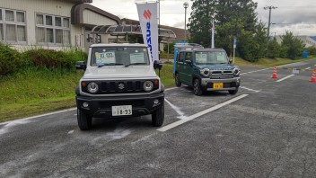 自衛隊敷地にて車の展示会