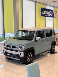 店長決裁車！お得な車両がショールーム内に！？