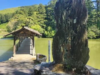 弓削神社の屋根付き橋