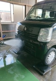 置きっぱなしの車に蜂の巣が！