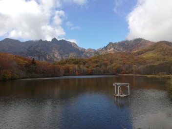 鏡池と紅葉と蕎麦