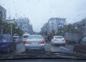 雨の日の運転。視界不良・夜間は特に注意！