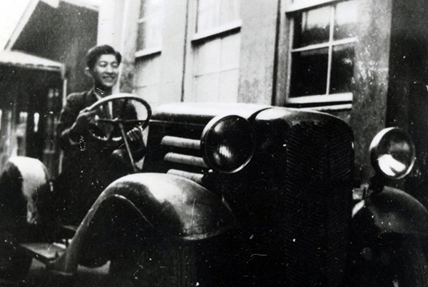 本社敷地内での試作車のテスト走行（1937年）